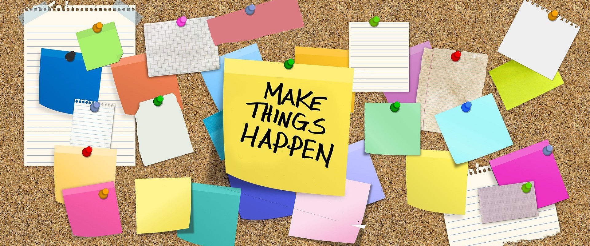 Erivärisiä Post-it-lappuja, keskimmäisessä lukee "make things happen".