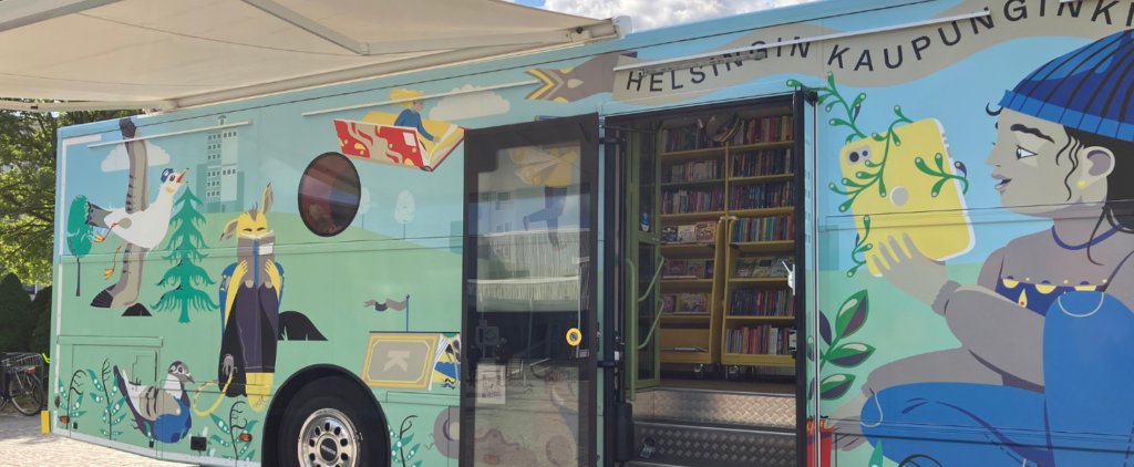 Helsingin Stoori-lastenkirjastoauto on kuvitettu eläinhahmoilla ja kirjoilla, sekä mobiililaitetta pitelevällä ihmishahmolla. Väritys on pääväreiltään sini-vihreä. Kirjastoauton ovi on auki, ja autoa varjostaa aurinkolippa.