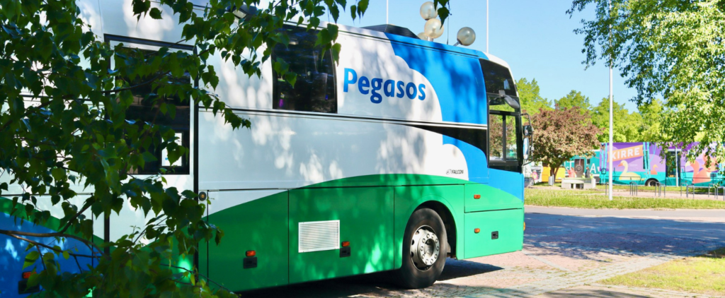 Lahden kaupunginkirjaston Pegasos-niminen kirjastoauto, jonka kyljen väritys on valko-sini-vihreä.