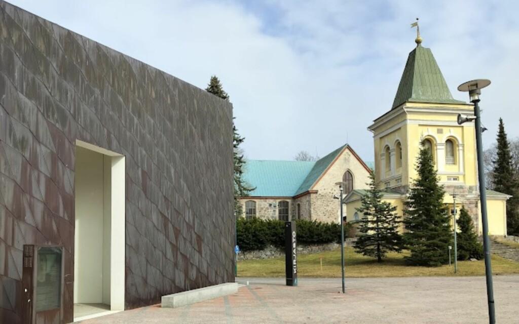Kirkkonummen kirjastotalo Fyyri ja Kirkkonummen kirkko