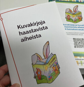 Kuvakirjoja haastavista aiheista vihkon kansi, jossa on kuva kirjaa lukevasta pupusta.