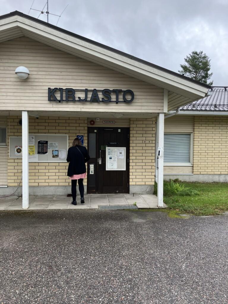 Ihminen menossa sisään kirjastoon