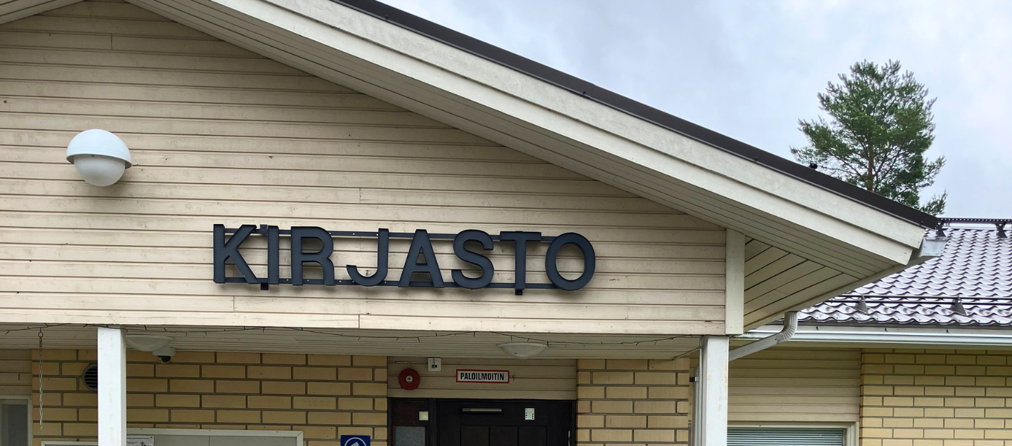 Talon seinässä lukee kirjasto.